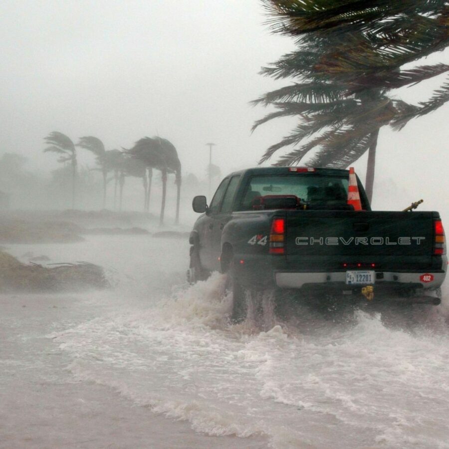 https://relion-battery.s3.us-east-1.amazonaws.com/images/blog/_zPattern/hurricane-safety-101.jpg