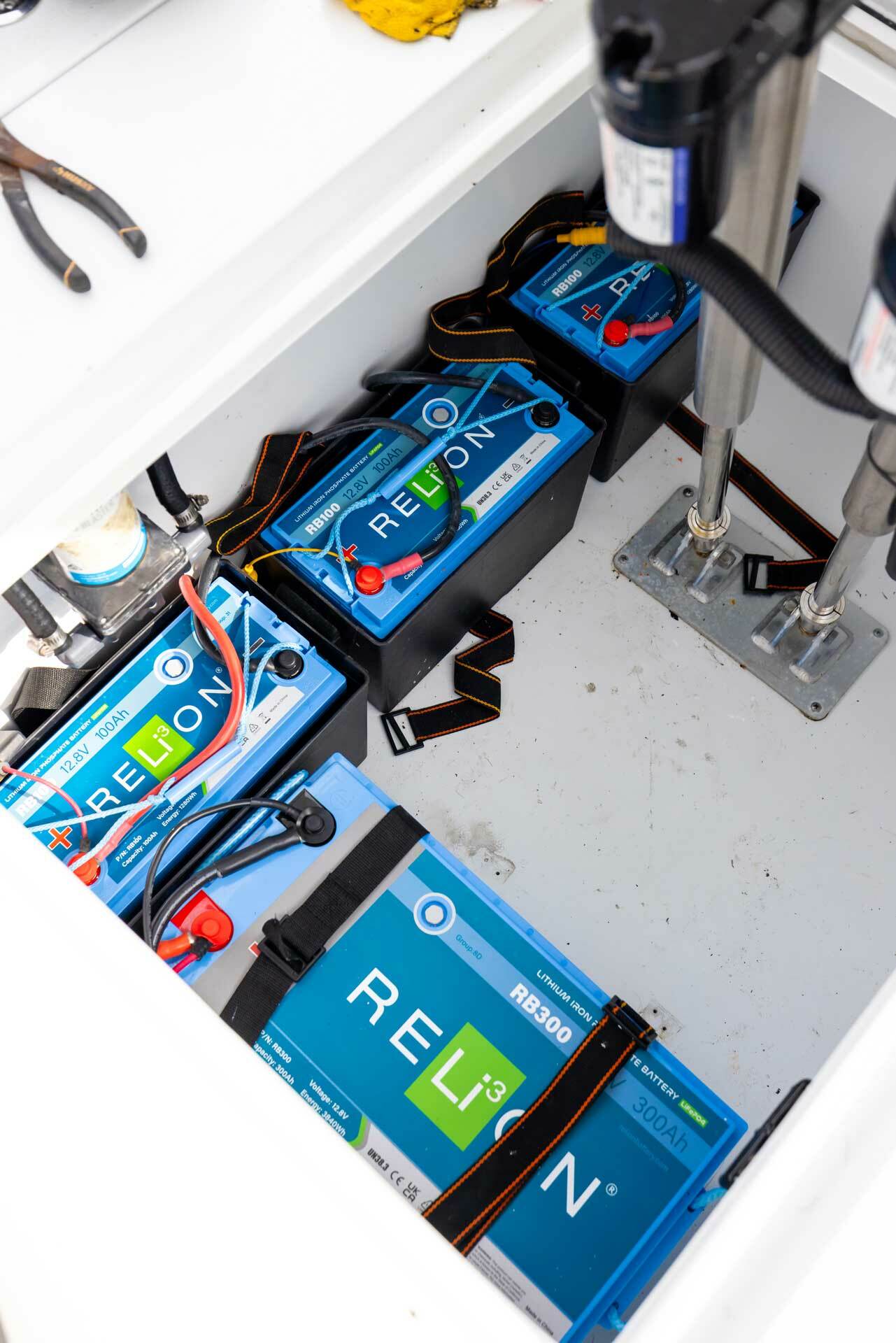 Battery connections for a marine power system Battery connections for a marine power system