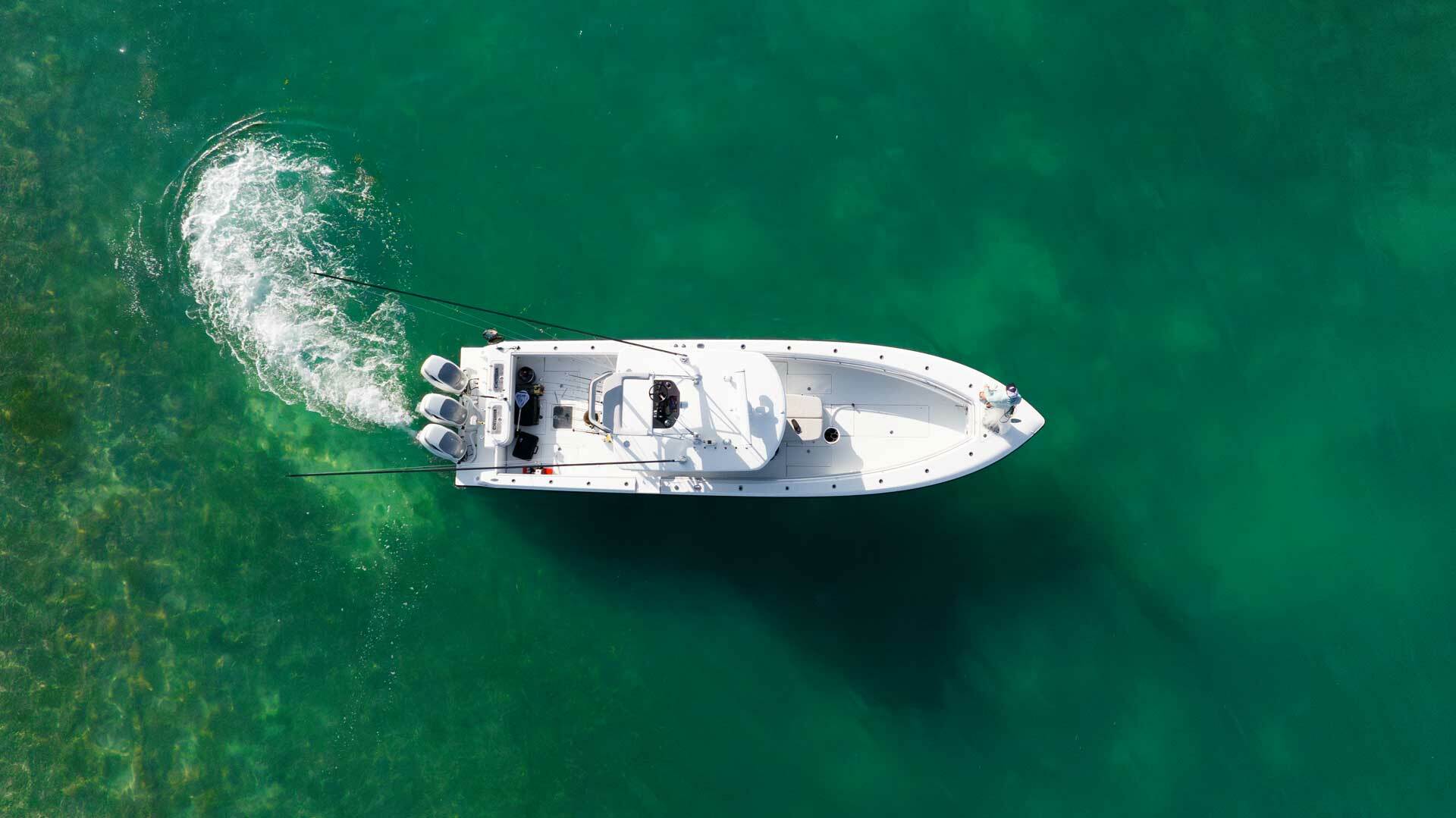 Offshore boat with 3 motor power system Offshore boat with 3 motor power system