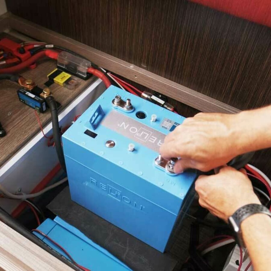 https://relion-battery.s3.us-east-1.amazonaws.com/images/hero/_zPattern/battery-tech-specs.jpg