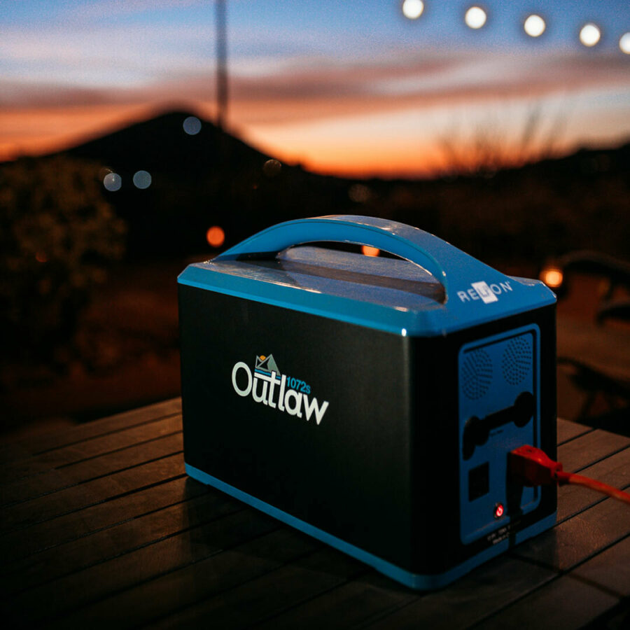 https://relion-battery.s3.us-east-1.amazonaws.com/images/hero/_zPattern/outlaw-1000w-power-station-outdoor-lighting.jpg