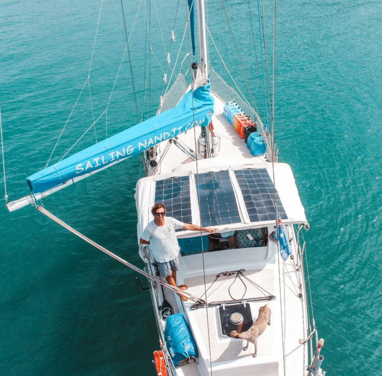 Sailing with a solar power battery storage system